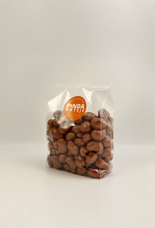 Melk chocolade cashewnoten in een 400 gram zak